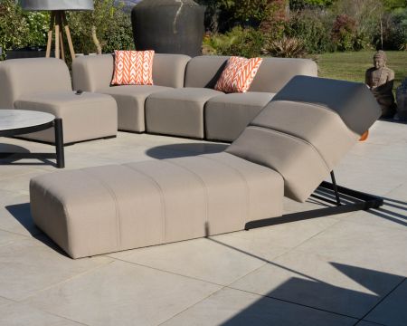 Bain de soleil design épuré en tissu spécial extérieur "Sunset Bay" taupe avec surpiqures