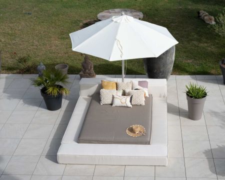 Lit de jardin double tissu Sunbrella taupe et blanc avec parasol "Saint Tropez"