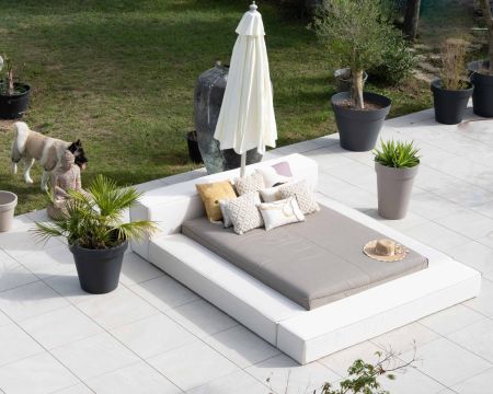 Lit de jardin double tissu Sunbrella taupe et blanc avec parasol "Saint Tropez"