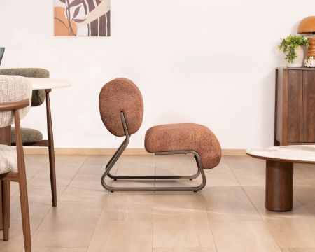 Fauteuil design rétro terracotta "Luno" en tissu bouclette et structure métal bronze