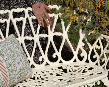 Banc de jardin esprit rétro en fer forgé blanc vieilli "Gardénia" 1m