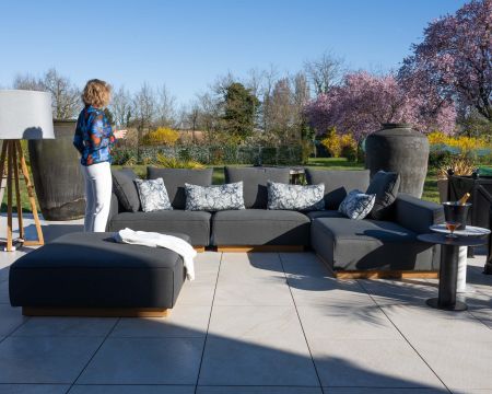 Canapé modulaire d'extérieur en teck et tissu anthracite "Armando" en angle avec ottoman