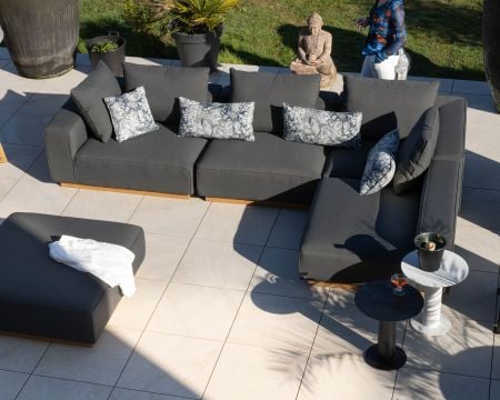 Canapé modulaire d'extérieur en teck et tissu anthracite "Armando" en angle avec ottoman