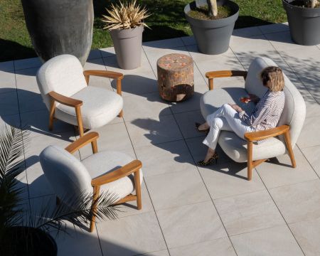 Salon de jardin 3 pièces "Aristochair" en teck tissu d'extérieur blanc cassé