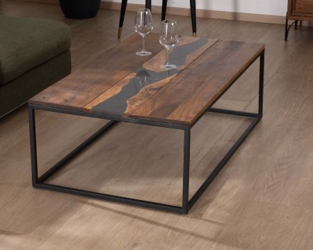 Table basse style ethnique acacia massif avec insert résine "Membatu" structure métal noire