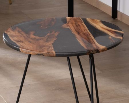 Petite table d'appoint ronde style ethnique en acacia et résine avec pieds métal "Membatu"