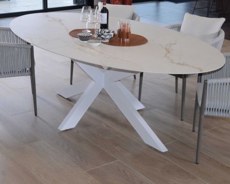 Table de repas plateau en ellipse céramique blanche veinage jaune-ocre pieds 3D aluminium 260 cm "Chinon"