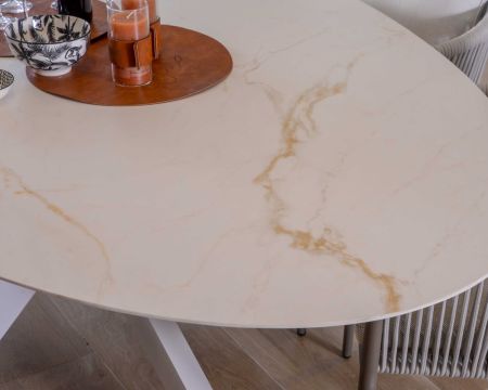 Table de repas plateau en ellipse céramique blanche veinage jaune-ocre pieds 3D aluminium 260 cm "Chinon"