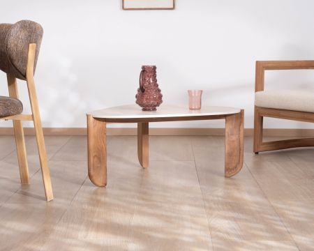 Grande table basse design organique intérieur / extérieur en teck massif et plateau céramique effet travertin "Osten"