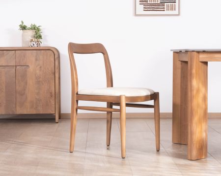 Chaise de repas design épuré en bois teinté noyer et assise tissu crème "Vogue"