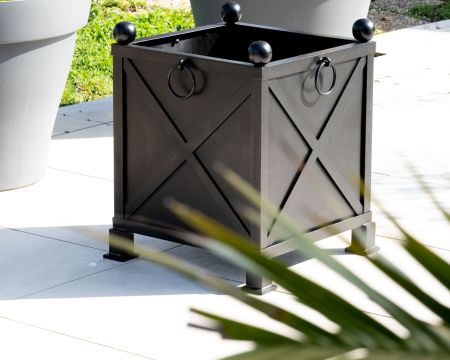 Grand bac cache pot décoratif 65 cm en métal noir "Gardénia"