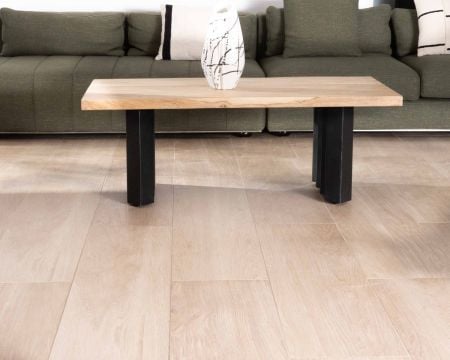 Table de salon design en acacia naturel et pieds métal plissés "Audacio"