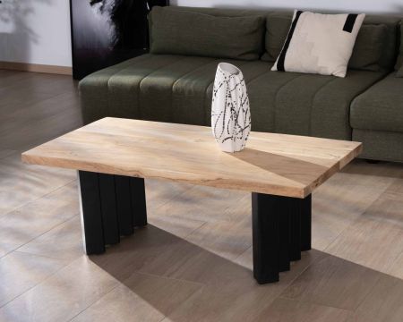 Table de salon design en acacia naturel et pieds métal plissés "Audacio"