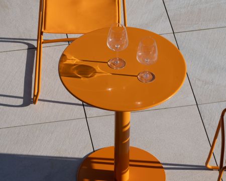 Ensemble de jardin esprit bistrot "Juicy" en métal coloré orange