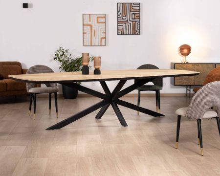 Grande table de repas 300cm manguier massif finition sablée bords biseautés noirs et pieds étoile "Pise"