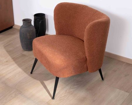 Fauteuil crapaud en tissu terracotta et pieds métal "Ripple"