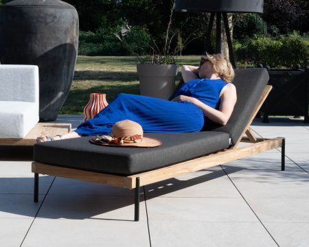 Bain de soleil matelassé chic & contemporain en teck, aluminium et tissu gris foncé "Hélios"
