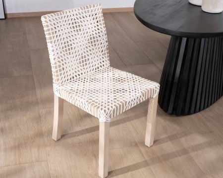 Lot de 2 chaises de repas en teck et cuir blanc tressé "Mambow"