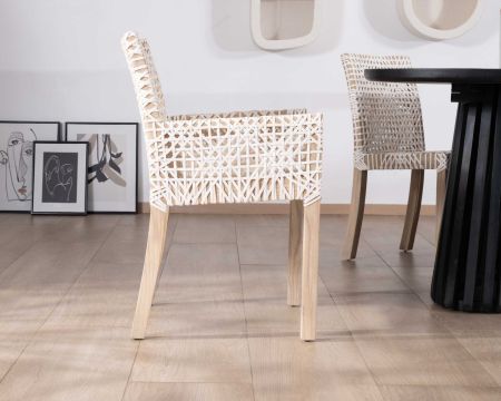 Chaise de repas avec accoudoirs en cuir blanc tressé et teck "Mambow"