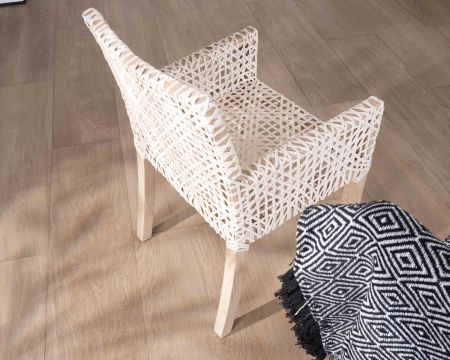 Chaise de repas avec accoudoirs en cuir blanc tressé et teck "Mambow"