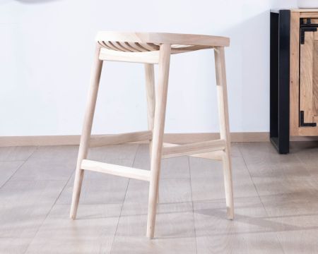 Tabouret de bar épuré et élancé en teck massif "Juan"