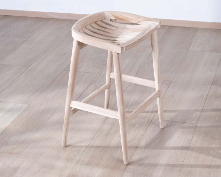 Tabouret de bar épuré et élancé en teck massif "Juan"