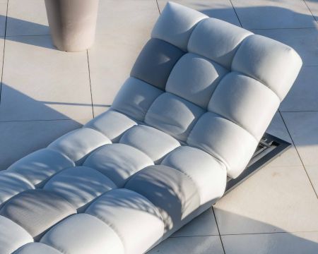 Chaise longue haut de gamme en tissu beige et gris clair "Lazy Beach"