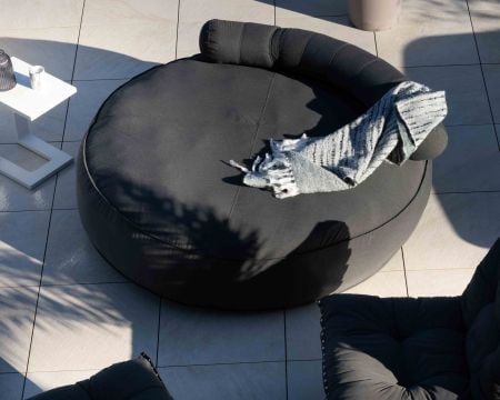 Grand bain de soleil ultra-moelleux en tissu gris foncé "Saint Tropez" diamètre 1m80