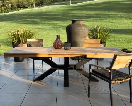 Grande table de jardin en teck 220 à 300 cm avec allonges centrales "Hélios" pieds croix aluminium noir