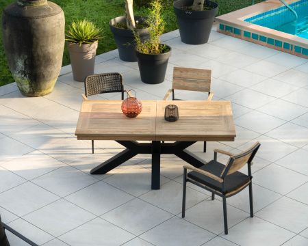 Grande table de jardin en teck 220 à 300 cm avec allonges centrales "Hélios" pieds croix aluminium noir