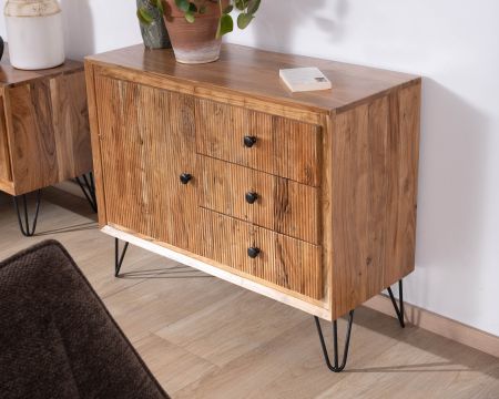 Petit buffet de rangement en acacia avec façades gaufrées et pieds métal "Wendy"