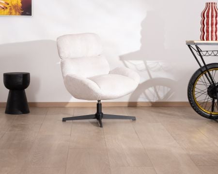 Fauteuil enveloppant en tissu blanc et pied pivotant en métal "Bisset"
