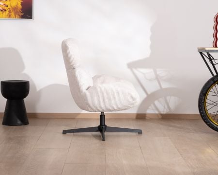 Fauteuil enveloppant en tissu blanc et pied pivotant en métal "Bisset"