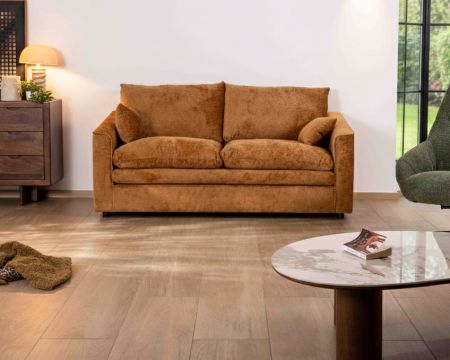 Canapé 2 places contemporain esprit cosy “Odéa” en tissu jaune moutarde