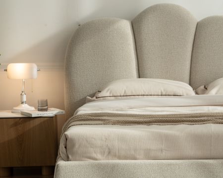 Lit matelassé 160 cm en tissu doux blanc tramé "Sweet Culture" formes organiques