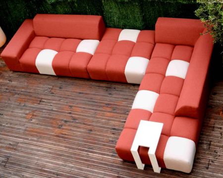 Canapé extérieur avec angle retour gauche tissu rouge et beige Sunbrella "Lazy Beach"