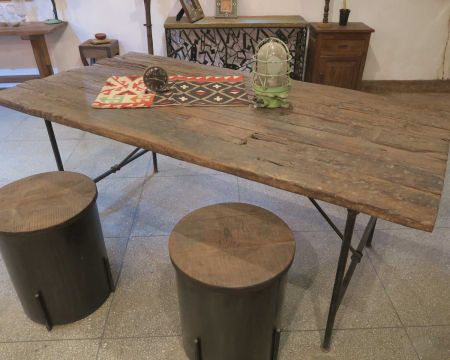 Table de repas 180 cm en bois brut recyclé pieds métal "Népalaise"