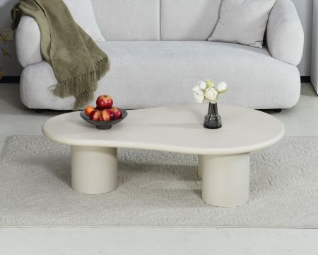 Table basse forme organique en micro-ciment teinté crème "Odyna"
