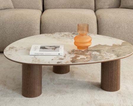 Table basse design forme organique "Oria" plateau céramique et pieds cylindres teinte noyer