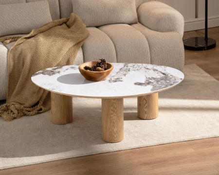 Table basse plateau céramique effet pierre naturelle "Oria" forme organique et pieds aspect chêne