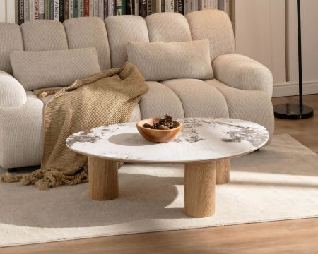 Table basse plateau céramique effet pierre naturelle "Oria" forme organique et pieds aspect chêne
