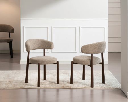 Lot de 2 chaises enveloppantes esprit rétro-contemporain “Arlo” en tissu tramé beige et marron, pieds aspect noyer