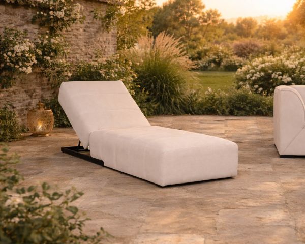 Bain de soleil design épuré en tissu crème avec surpiqures spécial extérieur "Sunset Bay"