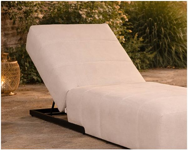 Bain de soleil design épuré en tissu crème avec surpiqures spécial extérieur "Sunset Bay"