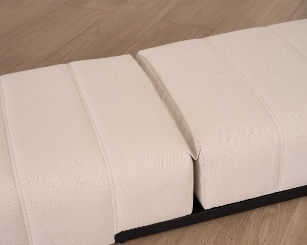 Bain de soleil design épuré en tissu crème avec surpiqures spécial extérieur "Sunset Bay"