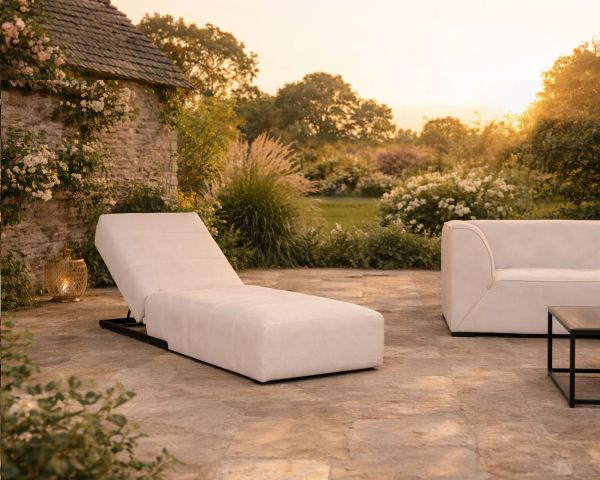 Bain de soleil design épuré en tissu crème avec surpiqures spécial extérieur "Sunset Bay"