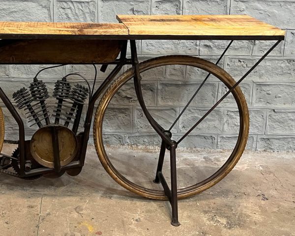 Jouet De Vélo Blanc En Métal Vintage Sur Table En Bois Généré Par
