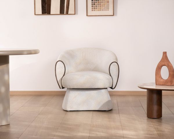 Petit fauteuil lounge en tissu bouclette blanc cassé "Sweet Culture" design enveloppant