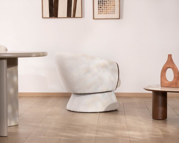 Petit fauteuil lounge en tissu bouclette blanc cassé "Sweet Culture" design enveloppant