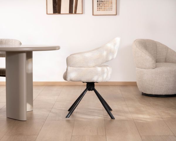 Lot de 2 chaises de repas pivotantes “Movy” assise enveloppante en tissu crème avec accoudoirs